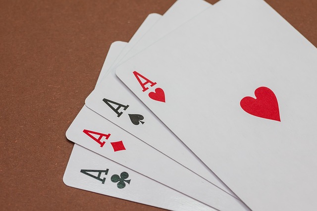 se familiariser avec le poker à 3 cartes