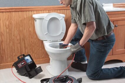 Comment déboucher des toilettes très bouchées ?