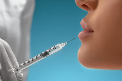 Découvrir l’injection d’acide hyaluronique pour des lèvres sublimées : avantages et précautions à prendre