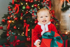 Bébé en costume de Père Noël rouge et blanc.