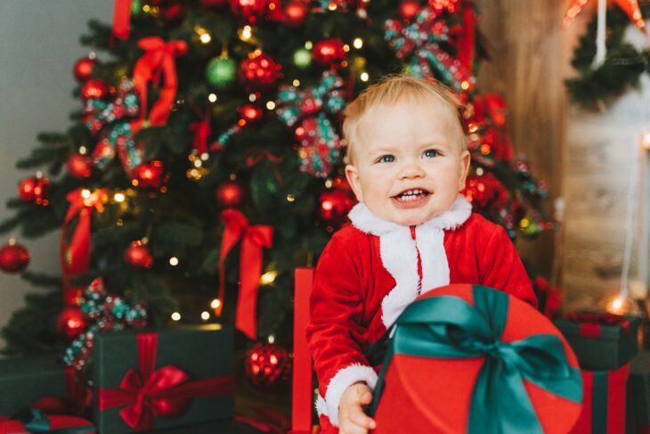Bébé en costume de Père Noël rouge et blanc.