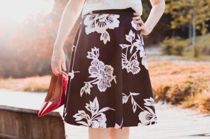 Les jupes midi : l’incontournable de votre garde-robe moderne