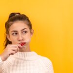 femme en pull blanc