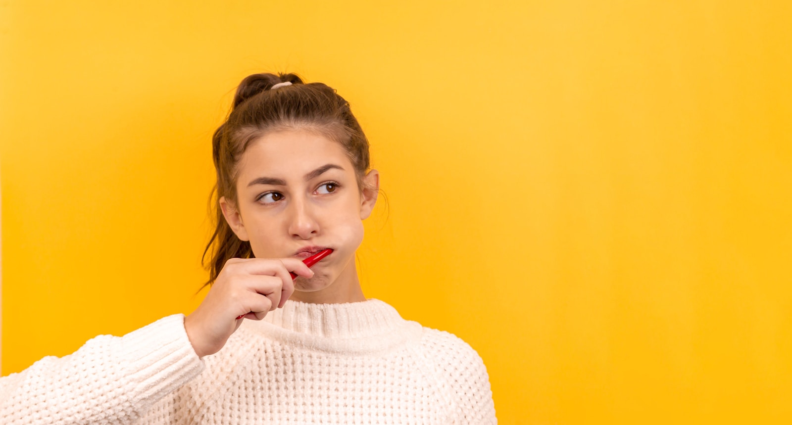 femme en pull blanc