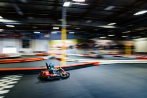 une personne conduisant un kart sur une piste de course