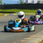 deux pilotes de karting sur une piste de course