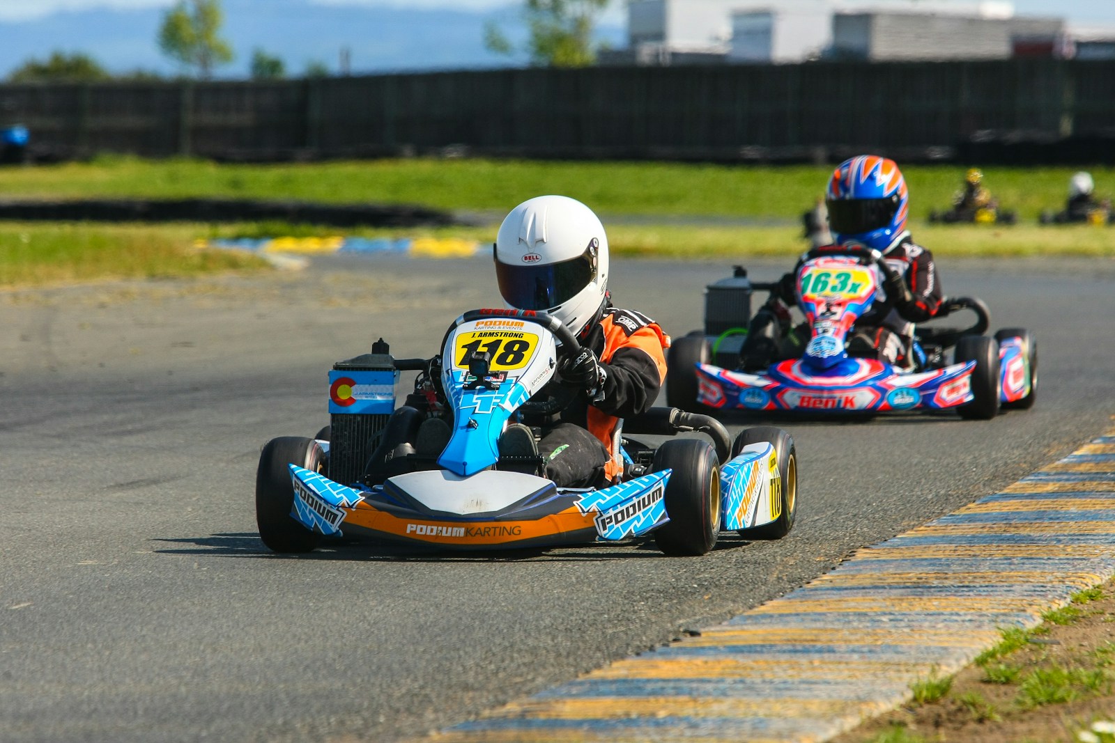 deux pilotes de karting sur une piste de course