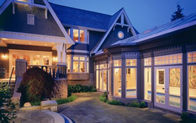 une grande maison avec beaucoup de fenêtres