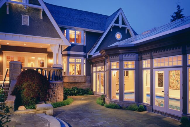 une grande maison avec beaucoup de fenêtres