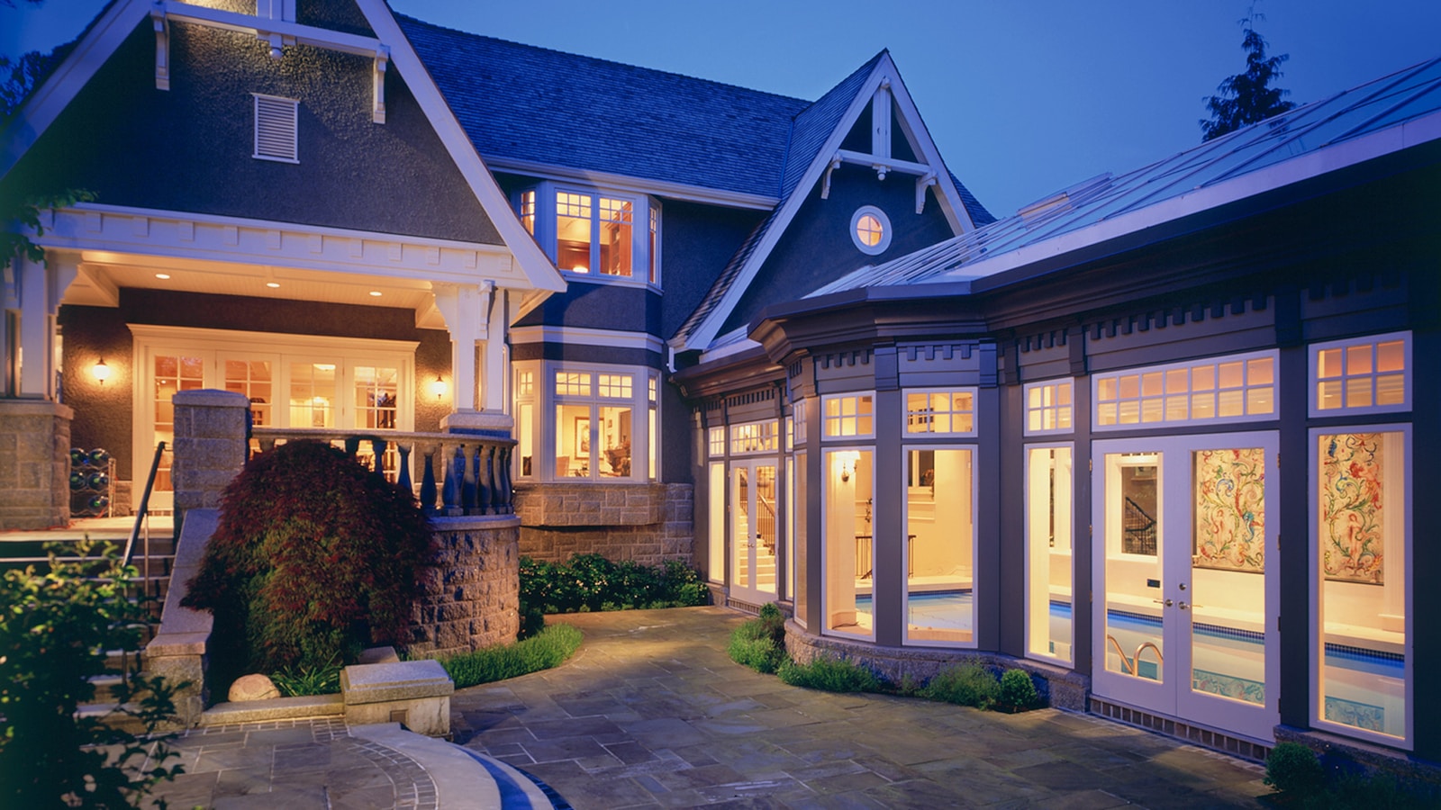 une grande maison avec beaucoup de fenêtres
