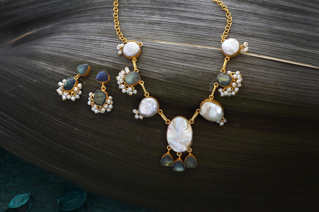 Collier et boucles d'oreilles en perles