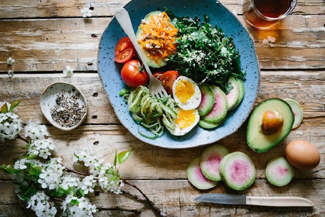 L’alimentation équilibrée : un allié essentiel pour soulager les symptômes de la polyarthrite rhumatoïde