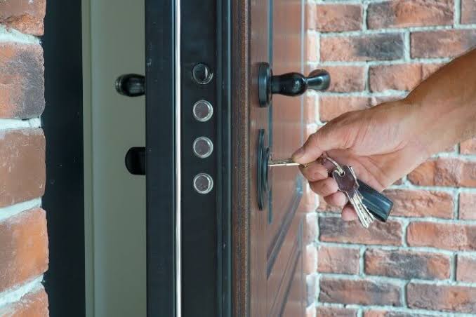 Comment renforcer la sécurité de son logement avec une serrure adaptée ?